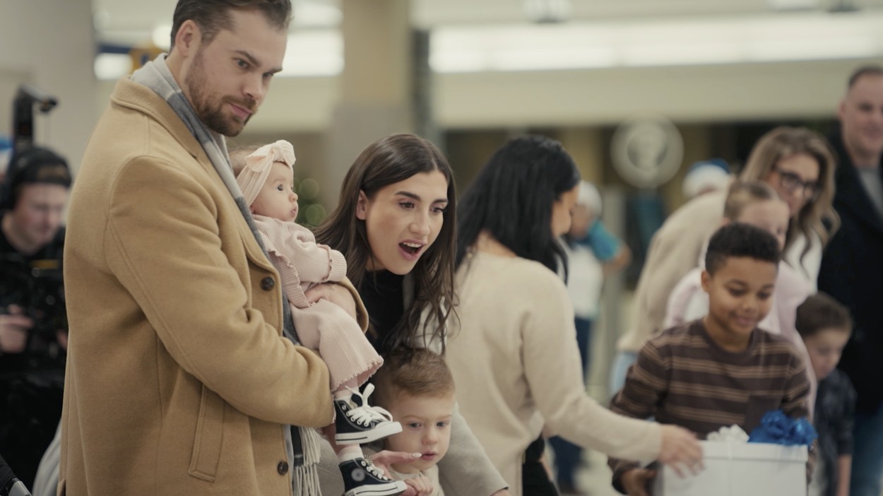 WestJet - Holiday Miracle 2024 - 6